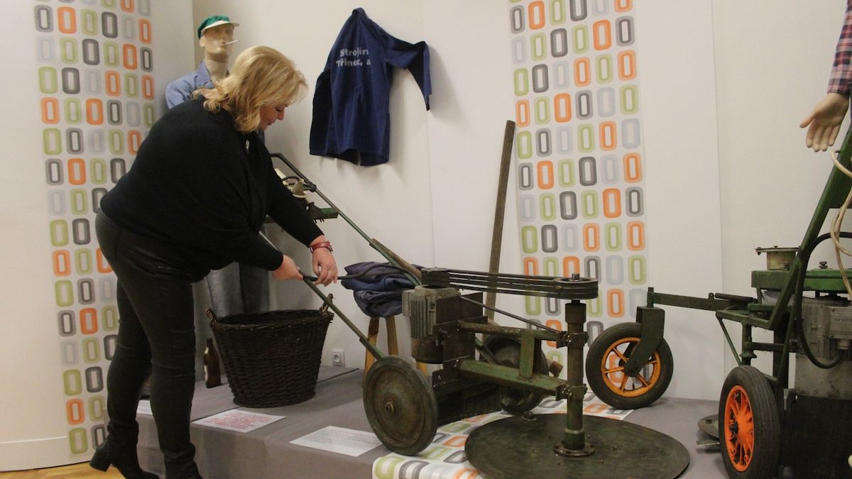 Werkfušky. Výstava ukazuje výrobky, které udělali třinečtí hutníci v práci načerno